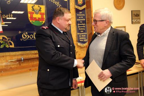 Bürgermeister Gustav Graf von Westarp (r.) überreicht die Urkunde zur Auszeichnung für 20jährige Mitgliedschaft in der Feuerwehr an Thomas Wierzejewski.