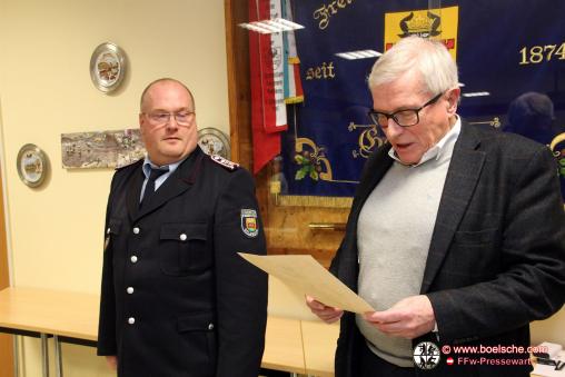 Bürgermeister Gustav Graf von Westarp (r.) überreicht die Urkunde zur Auszeichnung für 30jährige Mitgliedschaft in der Feuerwehr an Maik Tunat.